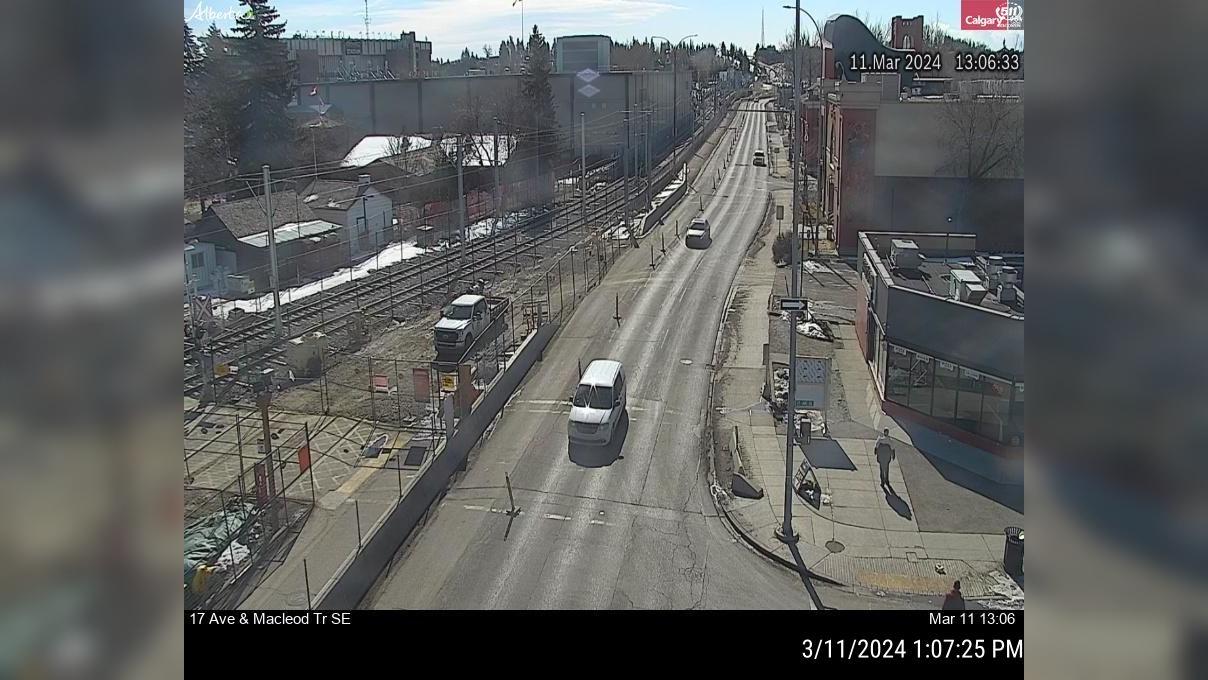 Traffic Cam Victoria Park: 17 Ave - Macleod trail SE Player