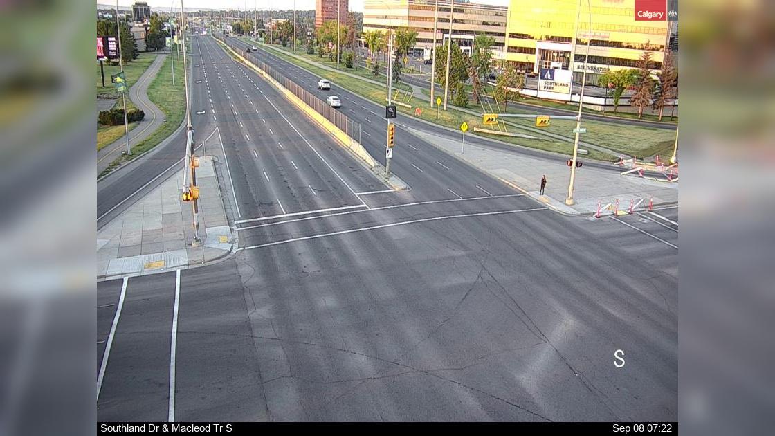 Traffic Cam Acadia: Southland Drive - Macleod Trail S Player