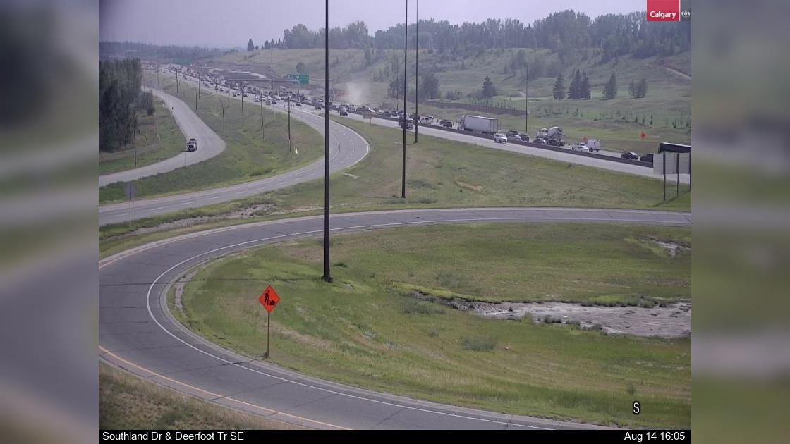 Traffic Cam Maple Ridge: Southland Drive - Deerfoot Trail SE Player