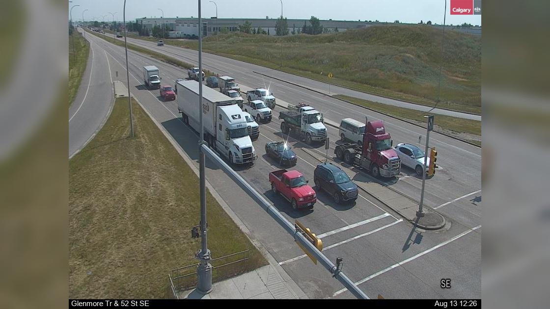 Traffic Cam South Foothills: Glenmore Trail - 52 Street SE Player