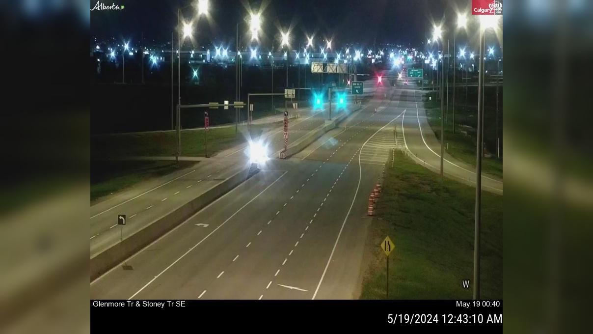 Traffic Cam Great Plains: Glenmore Trail and Stoney Trail SE Player