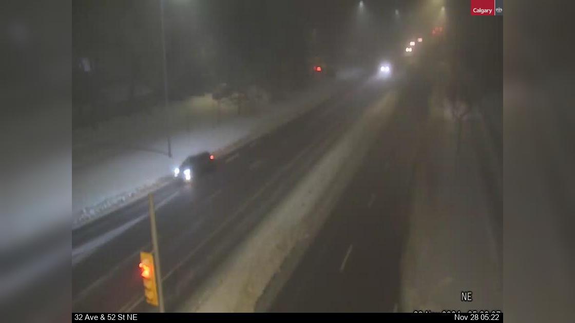 Traffic Cam Pineridge: 32 Avenue - 52 Street NE Player