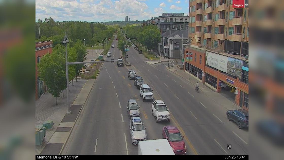 Traffic Cam Downtown West End: Memorial Drive - 10 Street NW Player