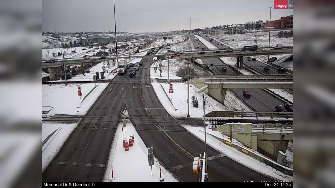 Traffic Cam Mayland: Memorial Drive - Deerfoot Trail SE Player