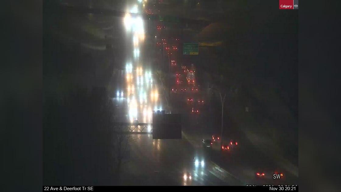 Traffic Cam Southview: 22 Avenue - Deerfoot Trail SE Player