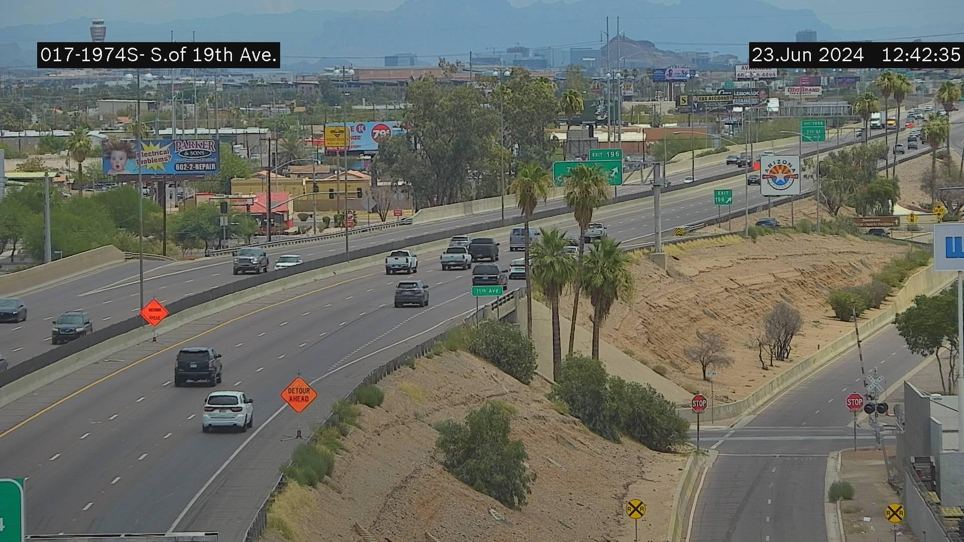Traffic Cam Phoenix › South: I-17 SB 197.42 @S of 19th Ave Player