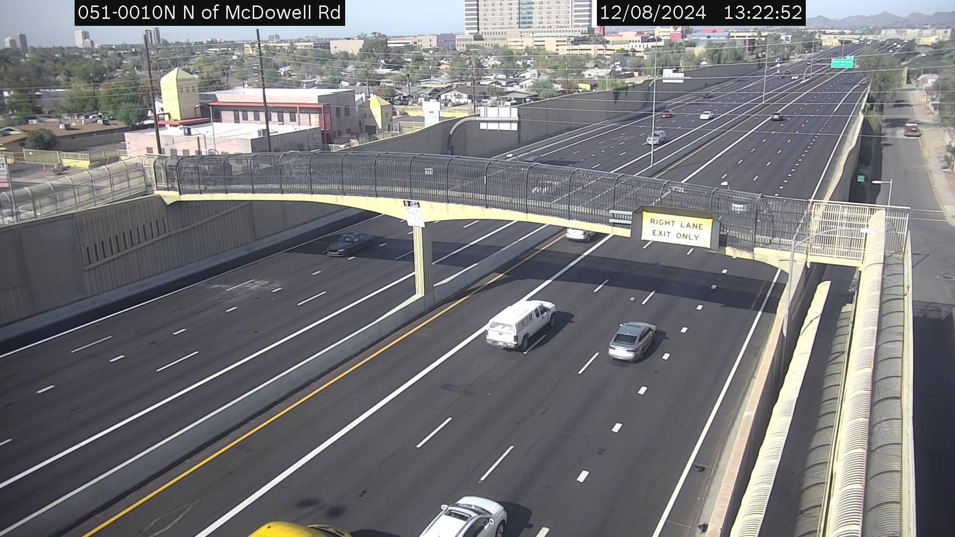 Traffic Cam Camelback Trailer Ranch › North: SR-51 NB 1.00 @N of McDowell Rd Player