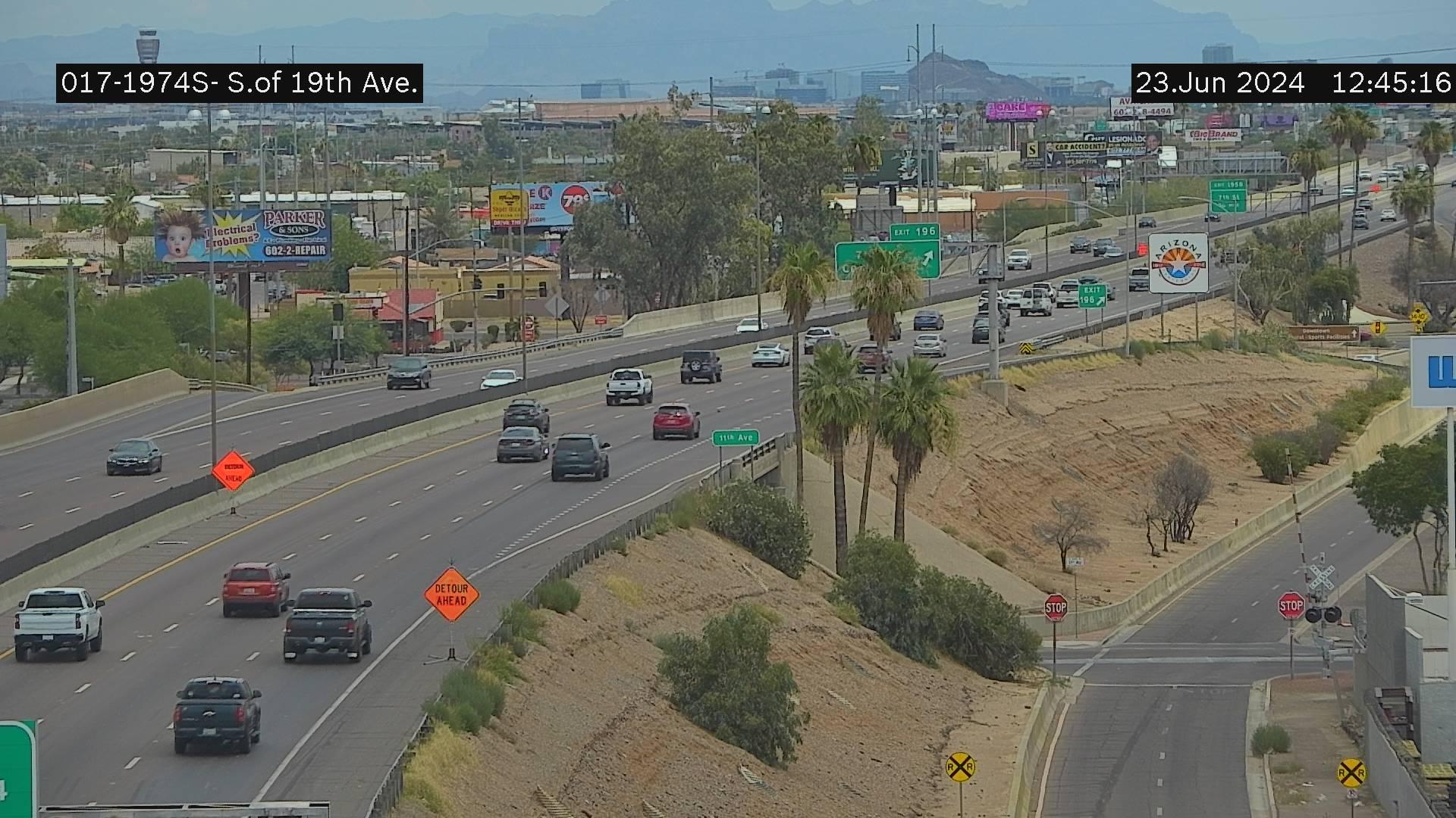 Traffic Cam Phoenix › South: I-17 SB 197.40 @S of 19th Ave Player