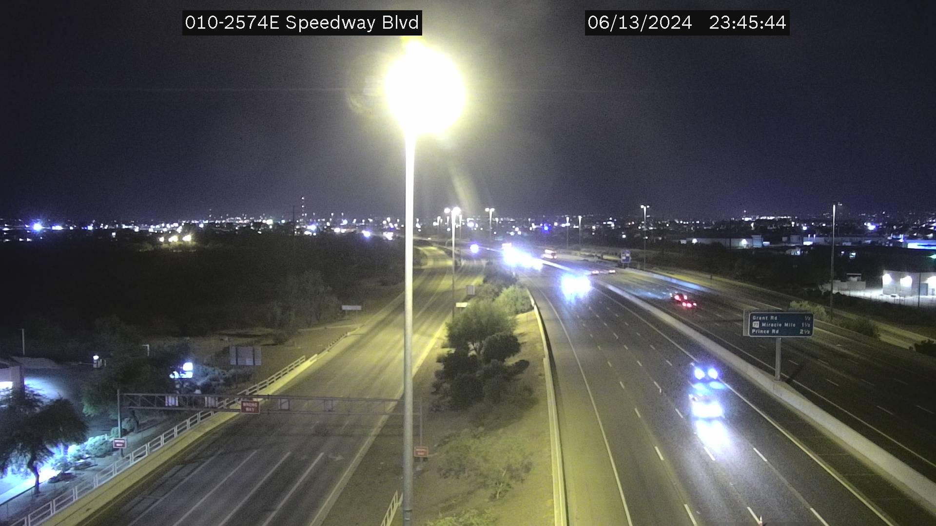Traffic Cam Barrio Hollywood › East: I-10 EB 257.40 @Speedway Blvd Player