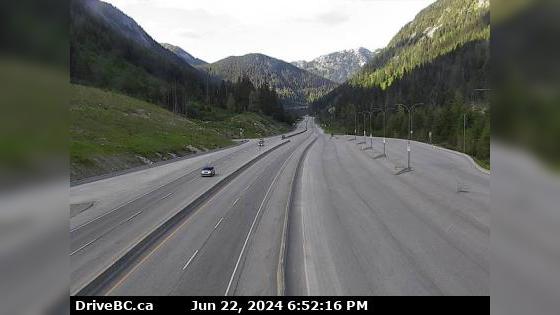 Traffic Cam Area B › North: Hwy 5, near Box Canyon Chain-up Area, looking north Player
