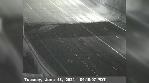 Traffic Cam Lower Bottoms › North: TV722 -- I-880 : Just North Of 7th Street Player