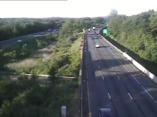 Traffic Cam CAM 111 Cromwell I-91 SB N/O Exit 21 - Evergreen Rd. - Southbound Player