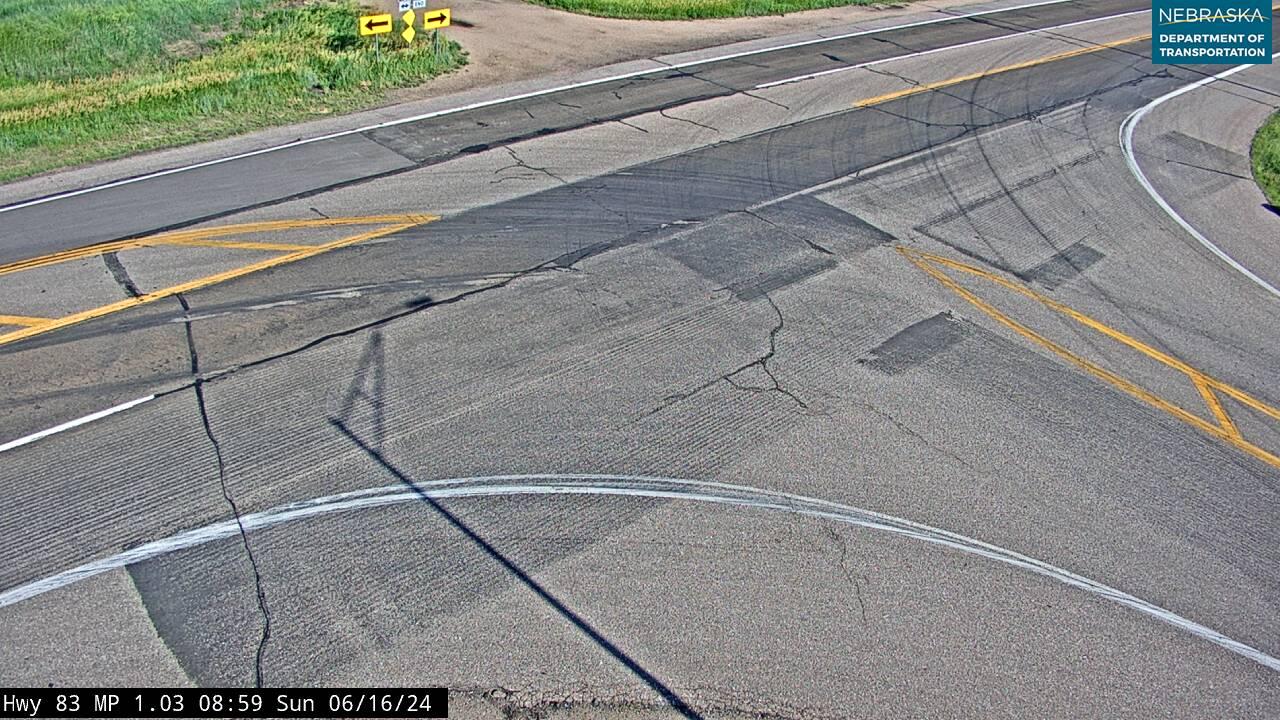 Traffic Cam Cedar Bluffs: US 83: S of McCook: Intersection Surface Player