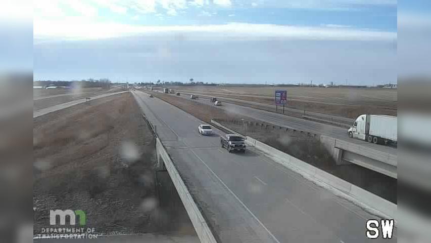 Traffic Cam Skyline Gardens Mobile Home Park: I-35: I-35 NB @ Co Rd 34 (MP 43.5) Player