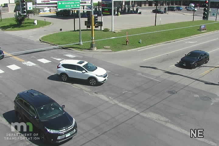 Traffic Cam MN-120 SB at 10th St EB Player