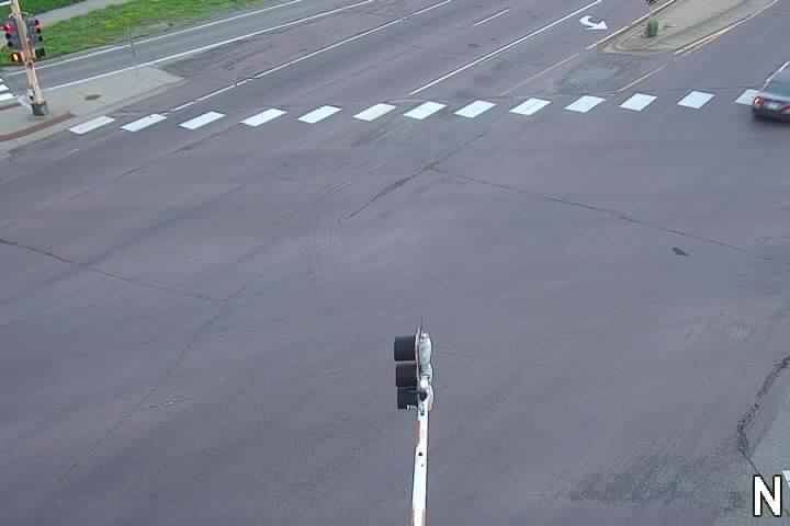 Traffic Cam MN-13 NB at Cliff Rd Player