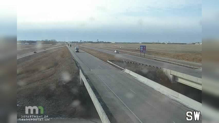 Traffic Cam Skyline Gardens Mobile Home Park: I-35 NB @ Co Rd 34 (MP 43.5) Player