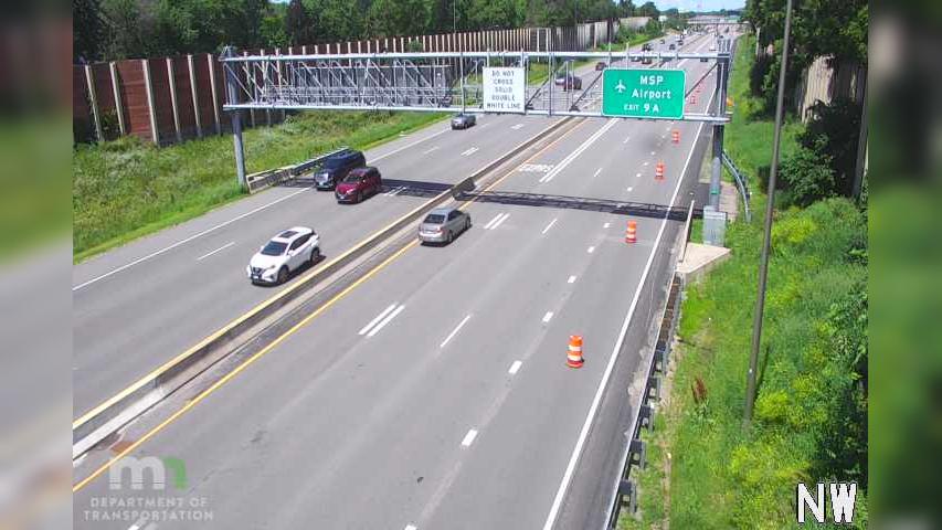 Traffic Cam Bloomington: I-35W: I-35W NB @ 86th St Player