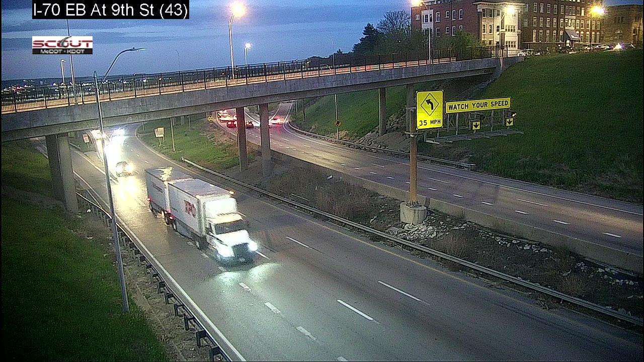 Traffic Cam Central Business District KC: I- E @ TH ST Player