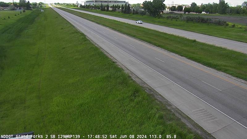 Traffic Cam I-29 S (MP: 139.180) Grand Forks South Bound - North Player