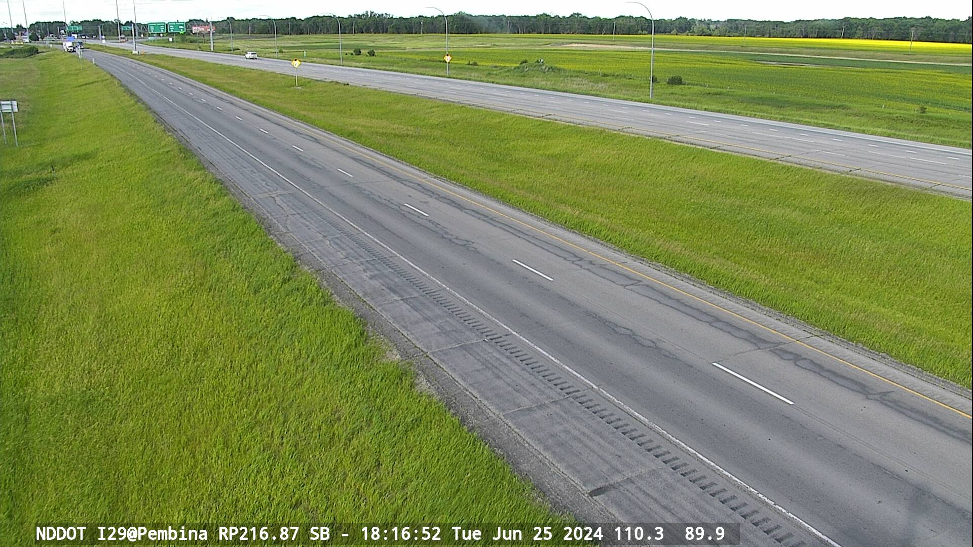 Traffic Cam I-29 S (MP: 216.800) Port of Entry SB - North Player