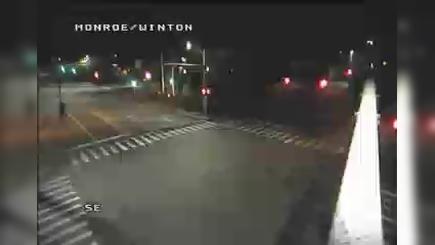 Traffic Cam East Rochester: Monroe Ave at S Winton Rd Player