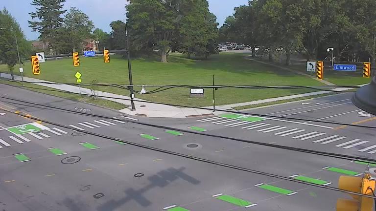 Traffic Cam Rochester: South Ave at Elmwood Ave CAM Player
