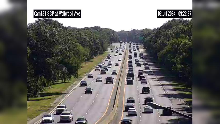 Traffic Cam Huntington: SSP at Exit 35 (Wellwood Ave) Player