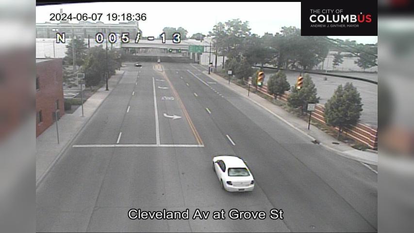 Traffic Cam Columbus: City of - Cleveland Ave at Grove St Player