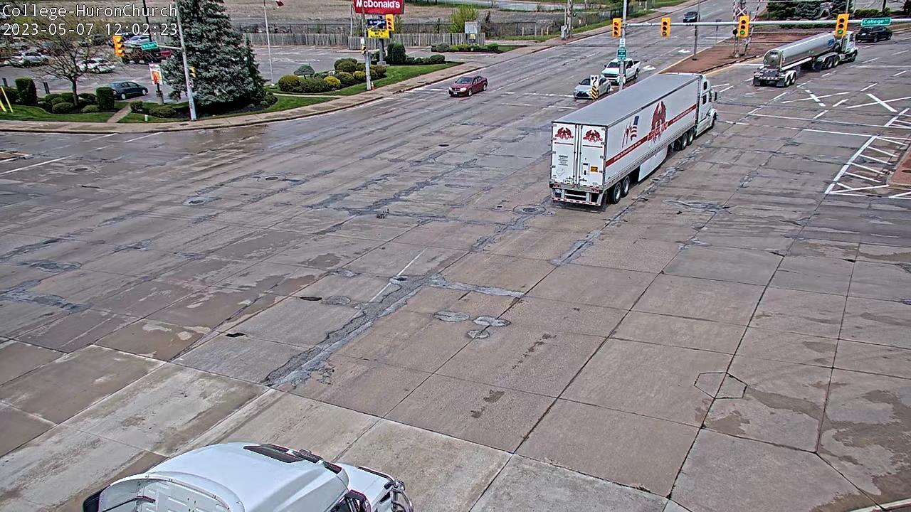 Traffic Cam Windsor: Huron Church Rd & College Ave Player