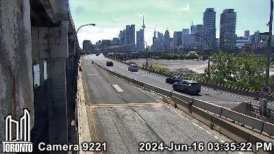 Traffic Cam Old Toronto: Gardiner Expwy near Don Valley Parkway Player