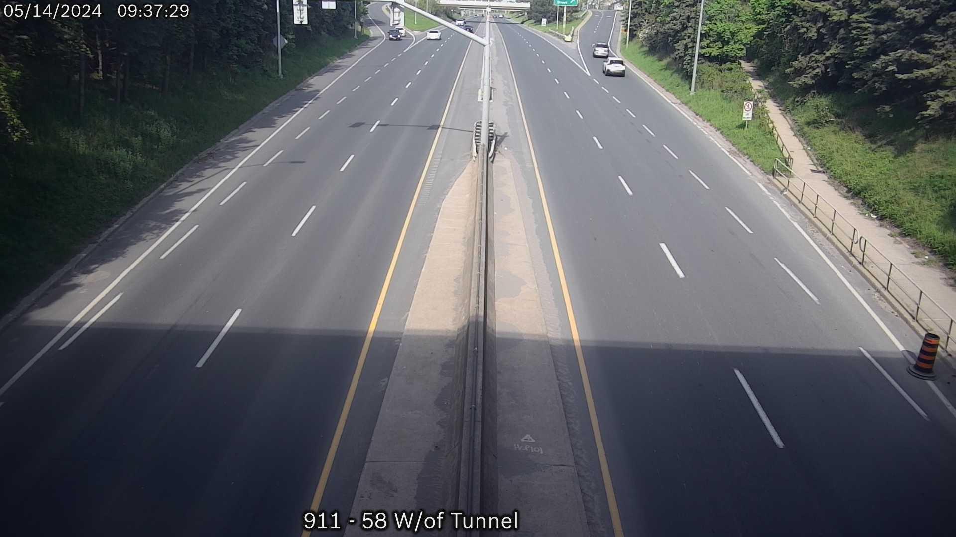 Traffic Cam Thorold: Eastbound - Tunnel at the entrance Player