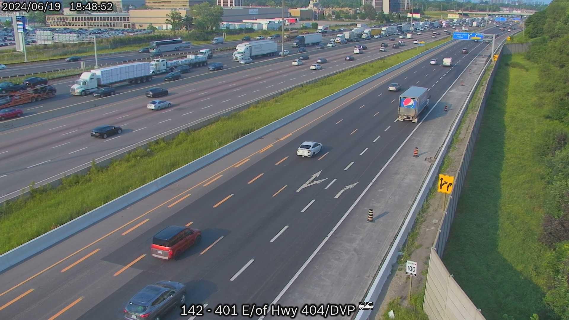 Traffic Cam Toronto: Highway 401 east of Don Valley Parkway Player