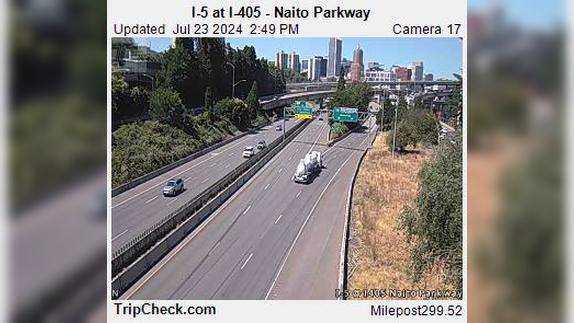 Portland: I- at I- - Naito Parkway Traffic Camera