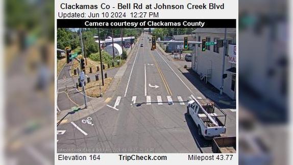 Traffic Cam Rivergrove: Clackamas Co - Bell Rd at Johnson Creek Blvd Player