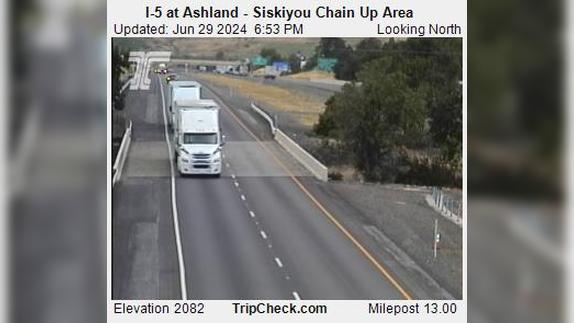 Traffic Cam Ashland: I-5 at - Siskiyou Chain Up Area Player